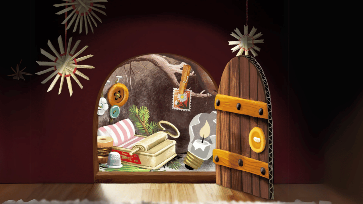 Offene Wichteltür mit Blick in das Schlafzimmer vom Wichtel. Das Bett ist eine kleine Sardinendose, an der Wand hängen Knöpfe als Deko und eine kaputte Glühbirne dient als Kerzenhalter