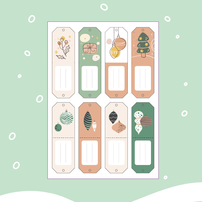 Vorlage zum kostenlosen Download: Ein Set von zehn illustrierten Geschenkanhängern mit festlichen Weihnachtsmotiven, die Ornamente, einen Weihnachtsbaum und saisonales Laub sowie Platz für einen Gruß lassen.
