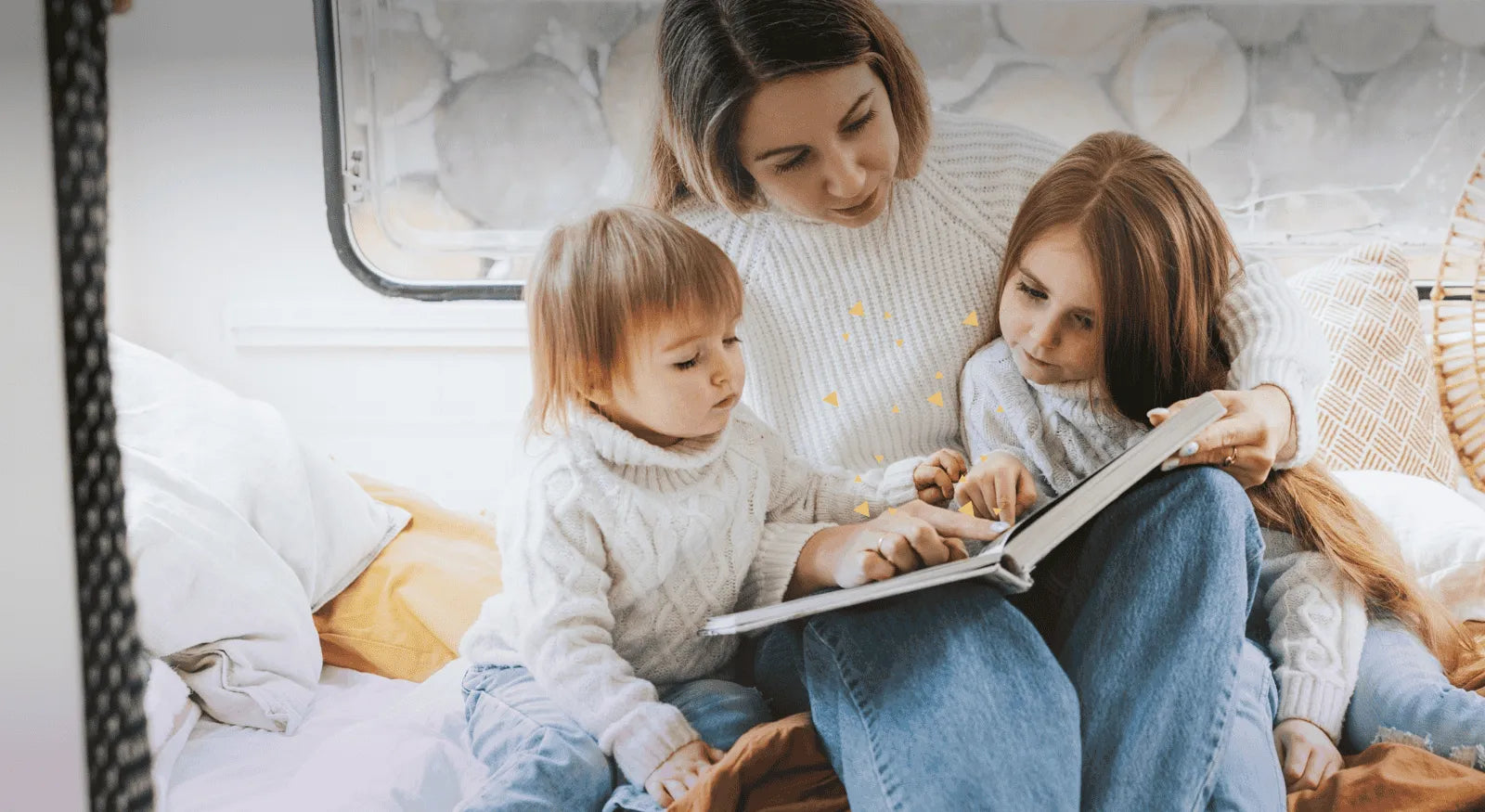 Mutter liest zwei Kindern ein personalisiertes Kinderbuch vor