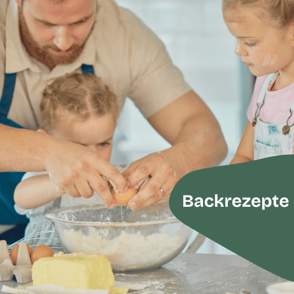Ein Mann und zwei kleine Kinder schlagen beim gemeinsamen Backen Eier in eine Rührschüssel. Mehl und Butter stehen auf dem Tisch. Das Wort Backrezepte ist in einer grünen Form in der unteren rechten Ecke abgebildet.