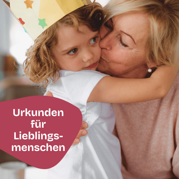 Eine Frau umarmt und küsst liebevoll ein kleines Kind, das eine Papierkrone trägt. Der Text auf dem Bild lautet: Urkunden für Lieblingsmenschen, zur Feier besonderer Bindungen.
