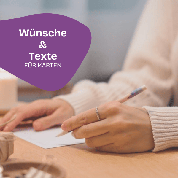 Eine Person schreibt an einem Holztisch mit einem Bleistift auf eine Karte. Der deutsche Text lautet: Wünsche & Texte für Karten auf einer lila Form, die eine einladende und warme Atmosphäre schafft.