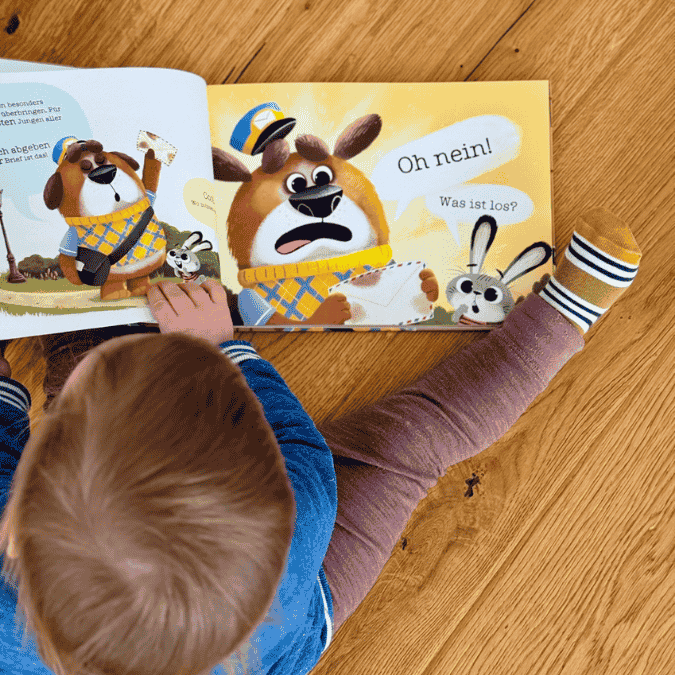 Ein Junge sieht sich das Briefbuch an