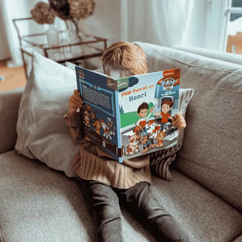 Junge schaut sich ein Paw-Patrol Buch an