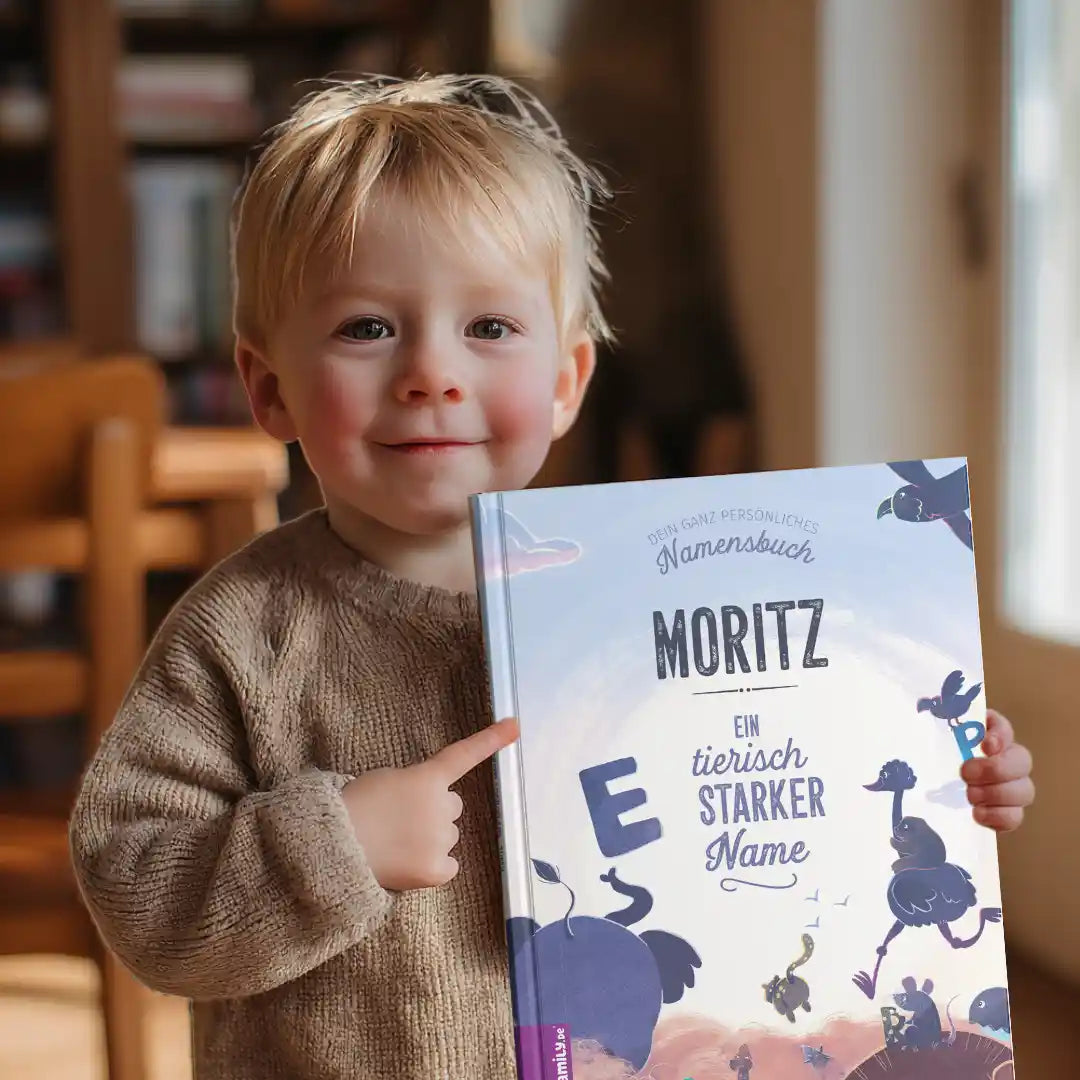 Kleiner Junge hält das Buch Moritz - ein tierisch starker Name in der Hand
