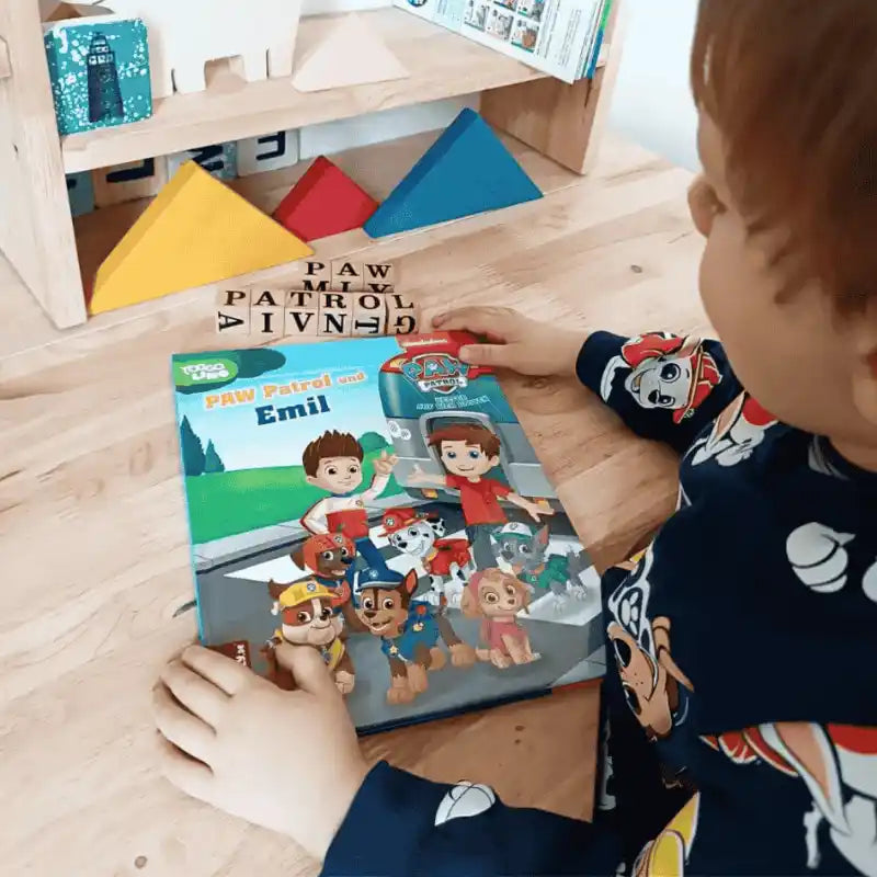 Ein Junge hält ein personalisiertes Paw Patrol Buch