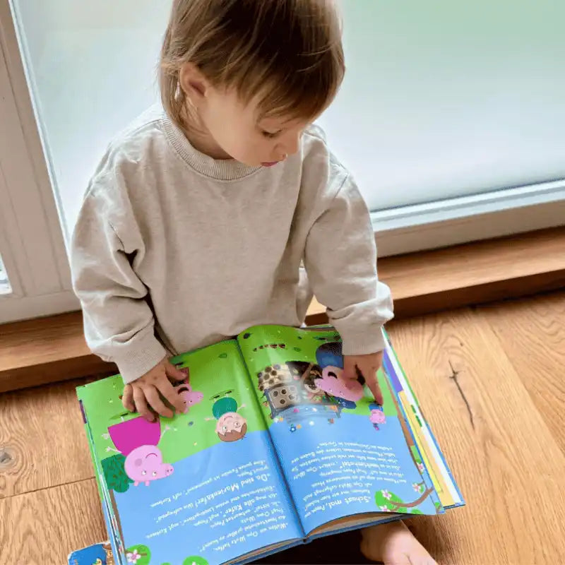 Ein Mädchen liest Peppas Gartenabenteuer